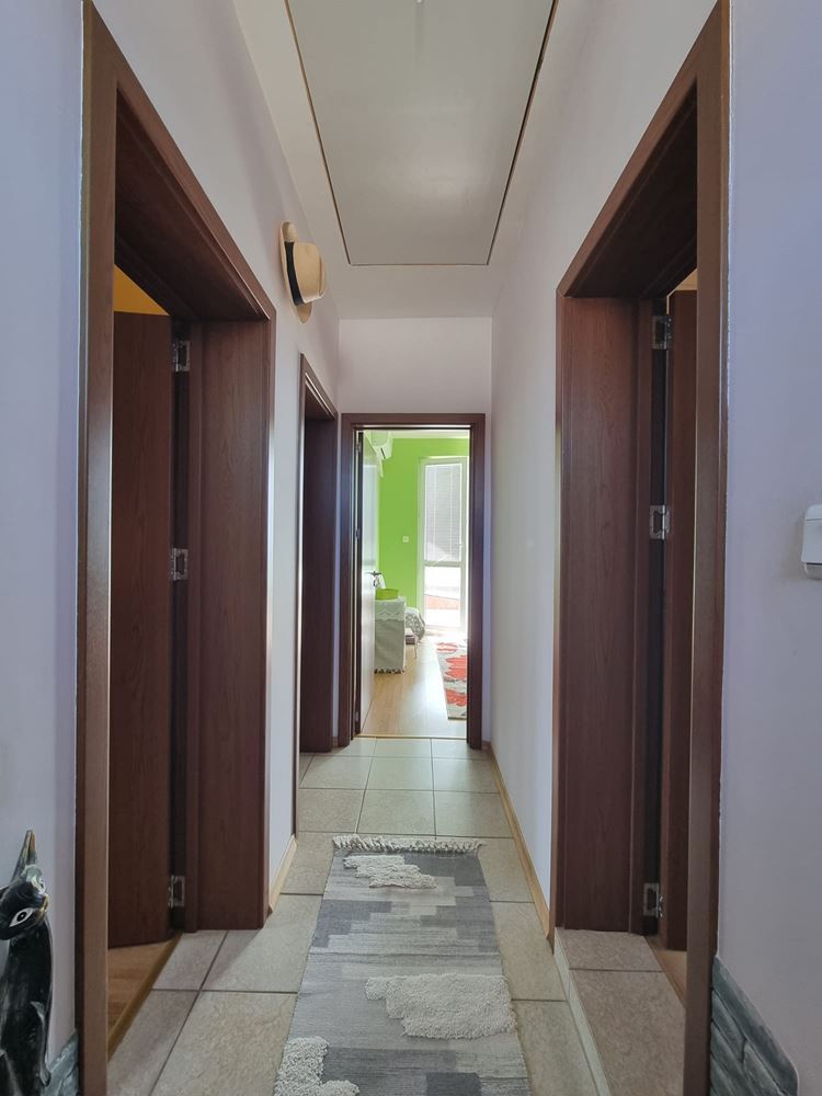 Beautiful two-storey house with yard, garage, and modern heating in Kosharitsa