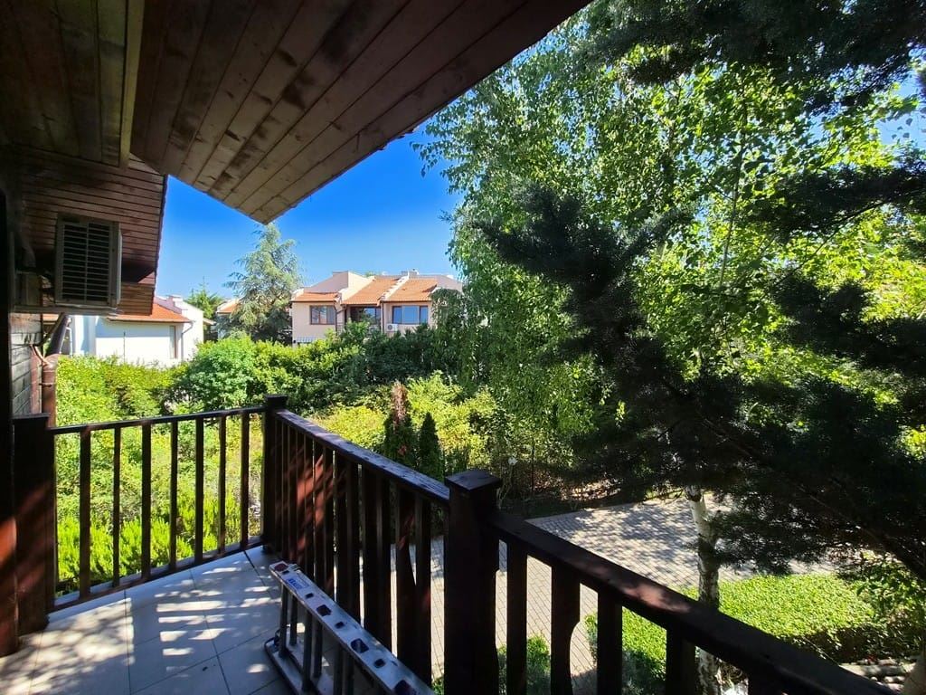 Spacious townhouse in a boutique gated complex – fully furnished, close to the sea and with low running costs