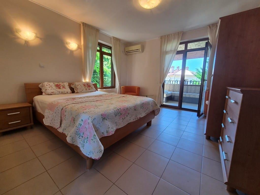 Spacious townhouse in a boutique gated complex – fully furnished, close to the sea and with low running costs