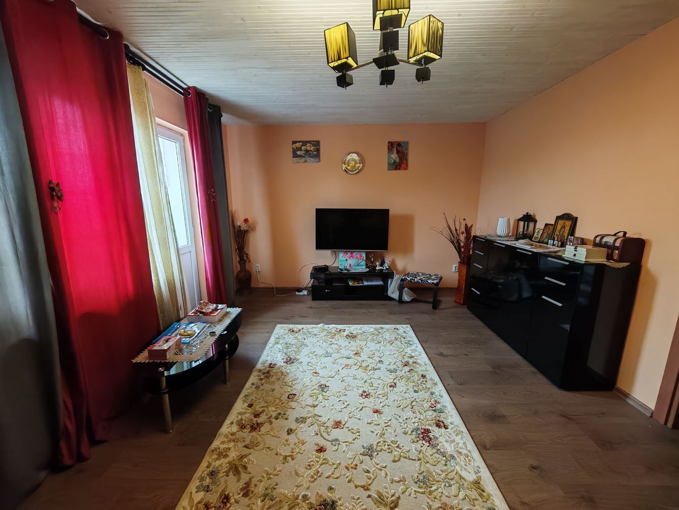 Detached two-storey house with a large yard and vineyard in Poroy village – space, comfort and tranquility