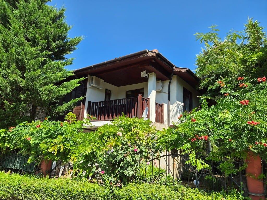 Spacious townhouse in a boutique gated complex – fully furnished, close to the sea and with low running costs