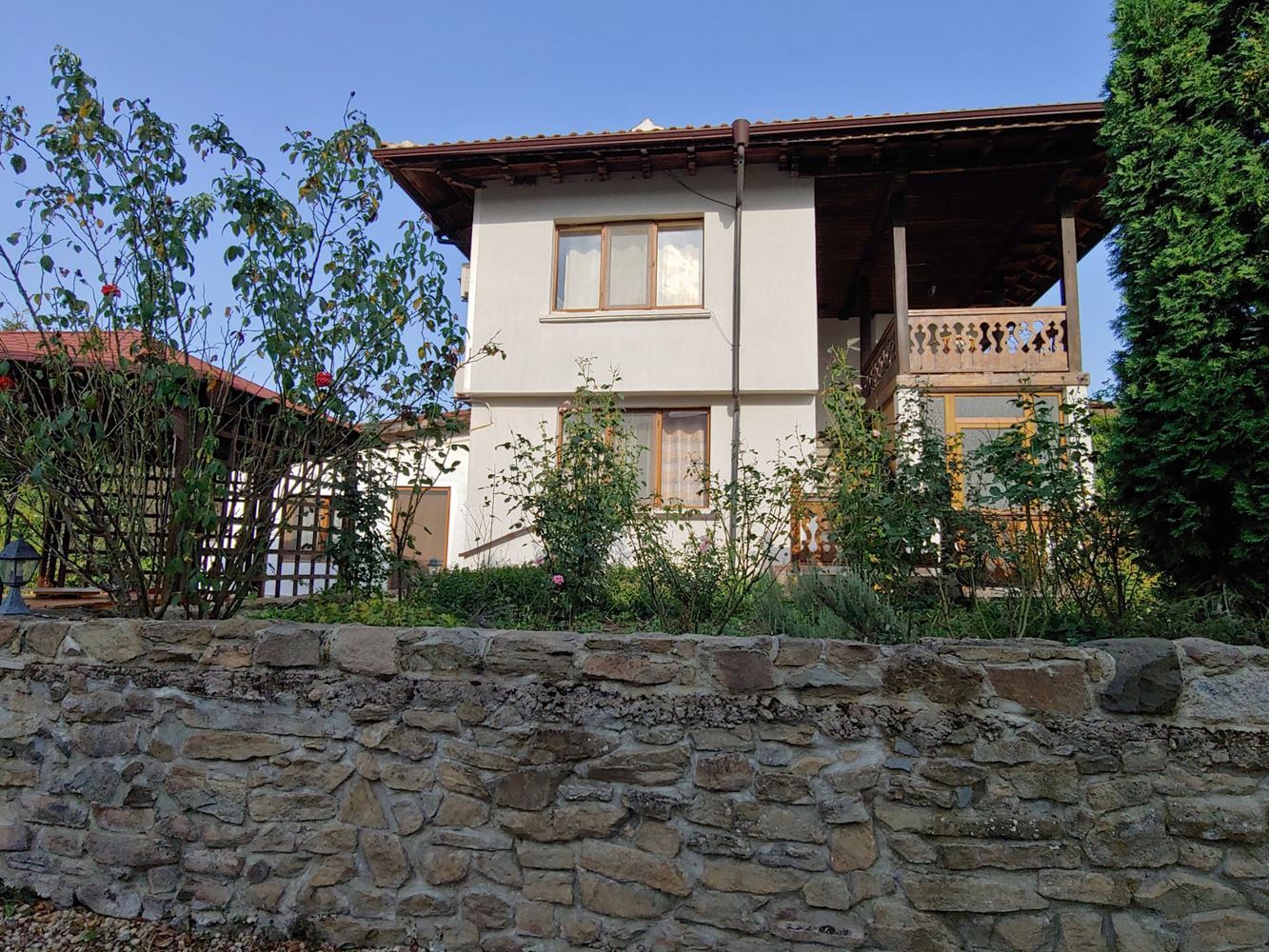 Spacious Two-Storey House with a Huge Garden, Fireplace, Sauna and Jacuzzi in Drachevo Village
