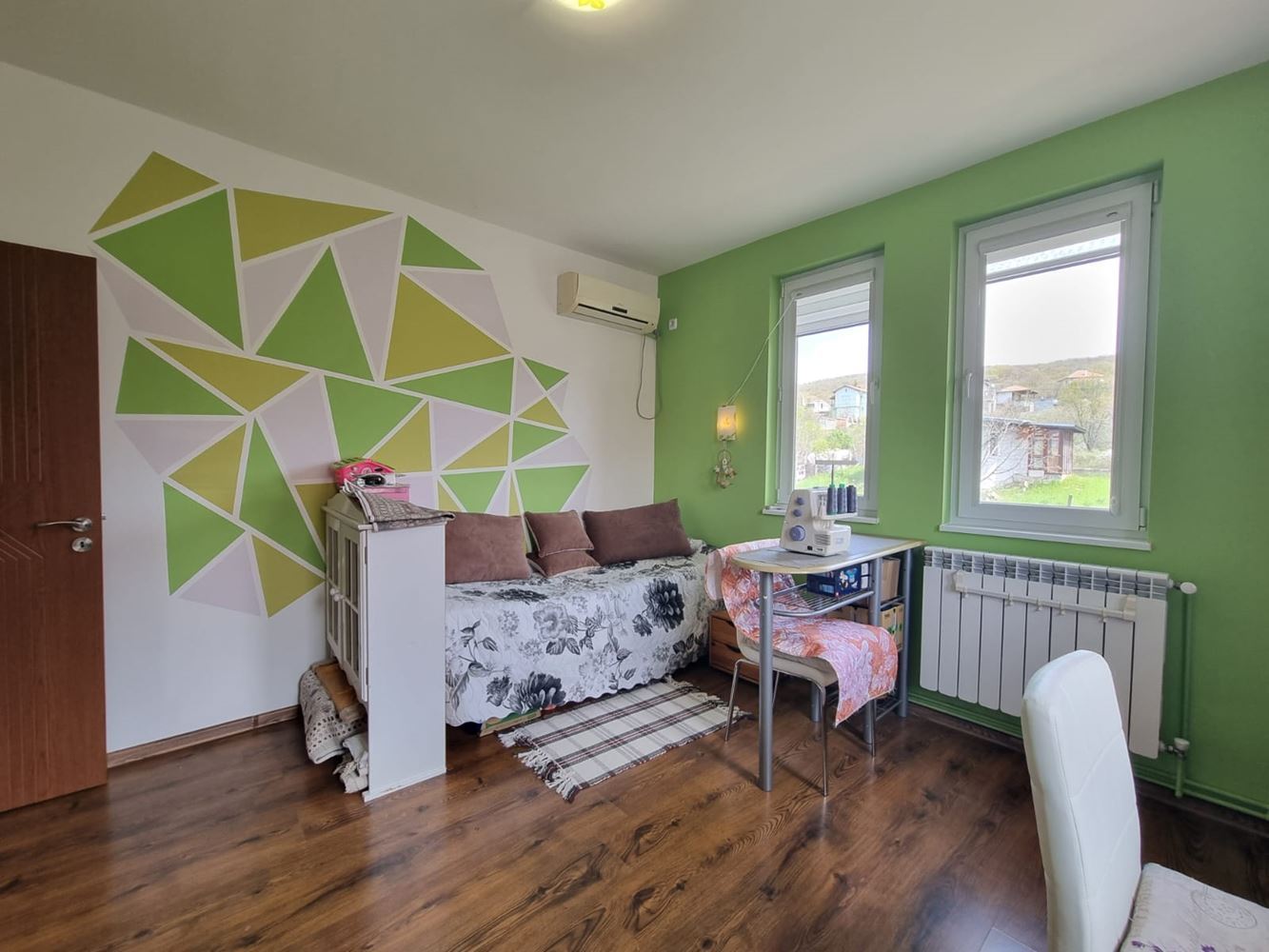 Beautiful two-storey house with yard, garage, and modern heating in Kosharitsa