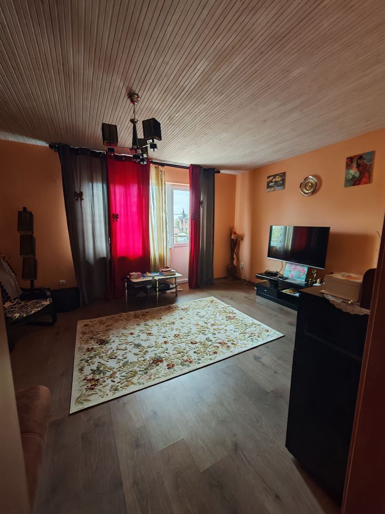 Detached two-storey house with a large yard and vineyard in Poroy village – space, comfort and tranquility