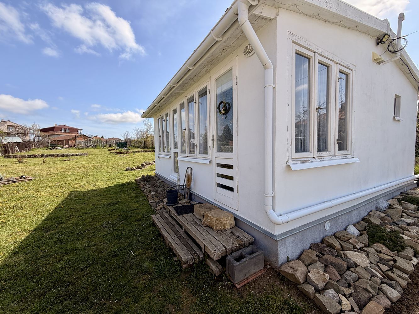 Plot with a house and ready expansion project in the village of Poroy – nature, tranquility, and investment potential just minutes from the sea