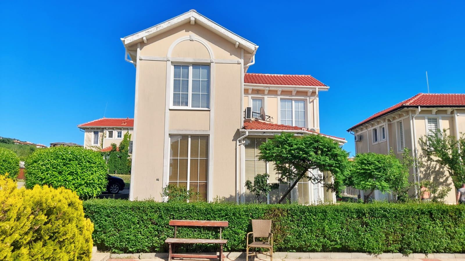 Detached house with yard and swimming pool in a villa zone of Sunny Beach