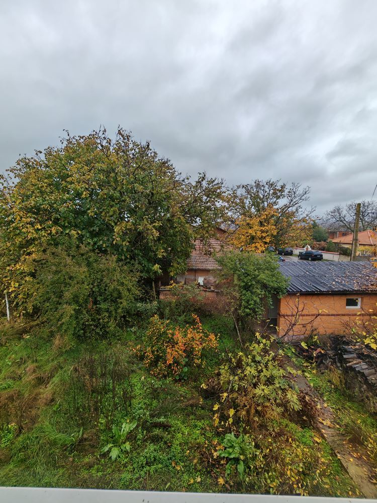 Detached two-storey house with a large yard and vineyard in Poroy village – space, comfort and tranquility