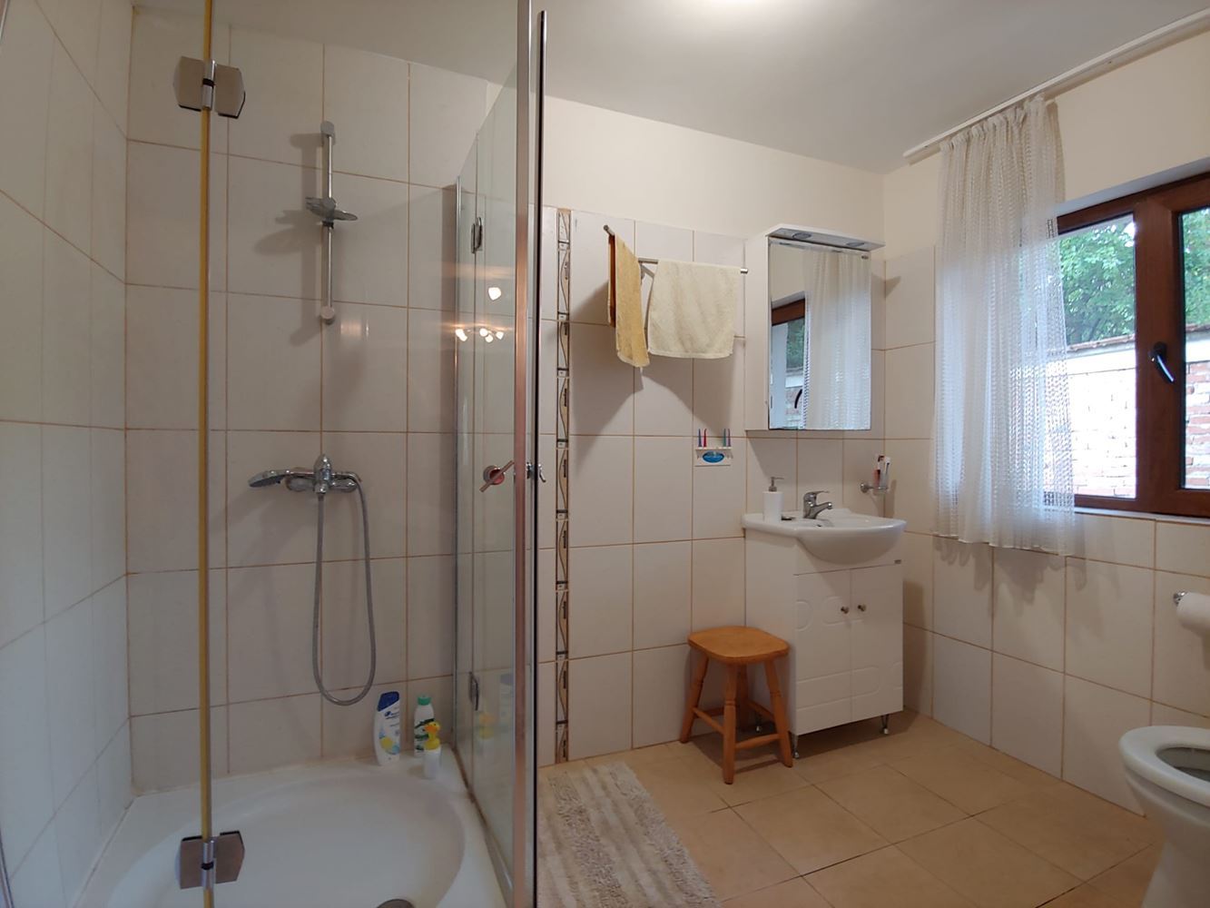 Spacious Two-Storey House with a Huge Garden, Fireplace, Sauna and Jacuzzi in Drachevo Village