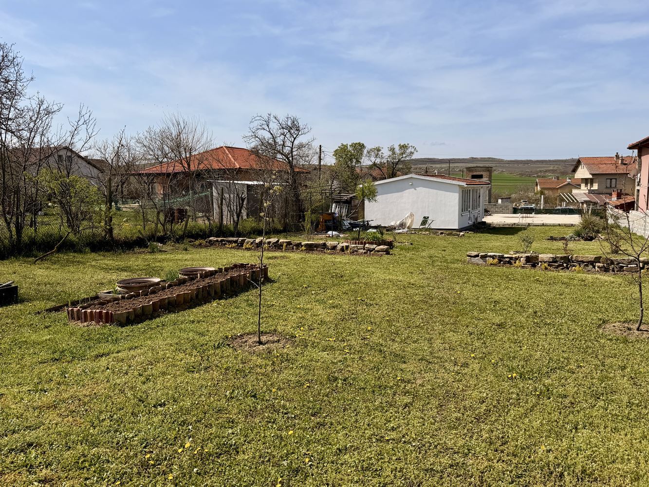Plot with a house and ready expansion project in the village of Poroy – nature, tranquility, and investment potential just minutes from the sea