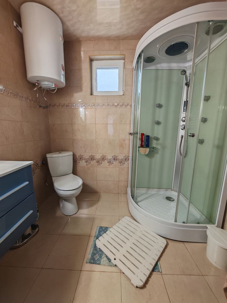 Detached two-storey house with a large yard and vineyard in Poroy village – space, comfort and tranquility