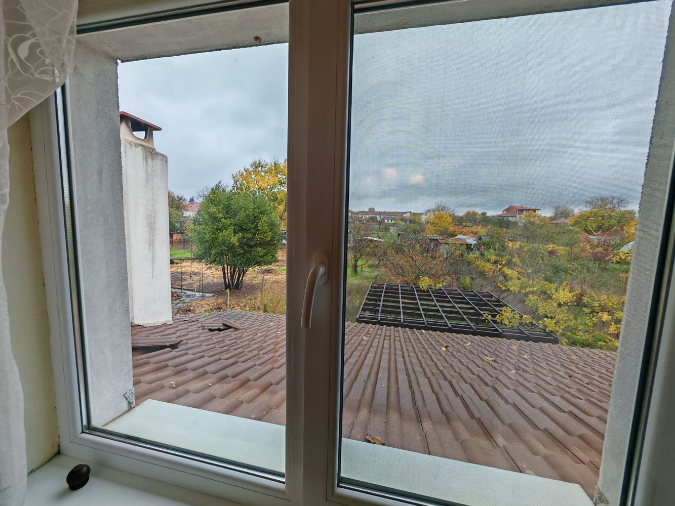 Detached two-storey house with a large yard and vineyard in Poroy village – space, comfort and tranquility
