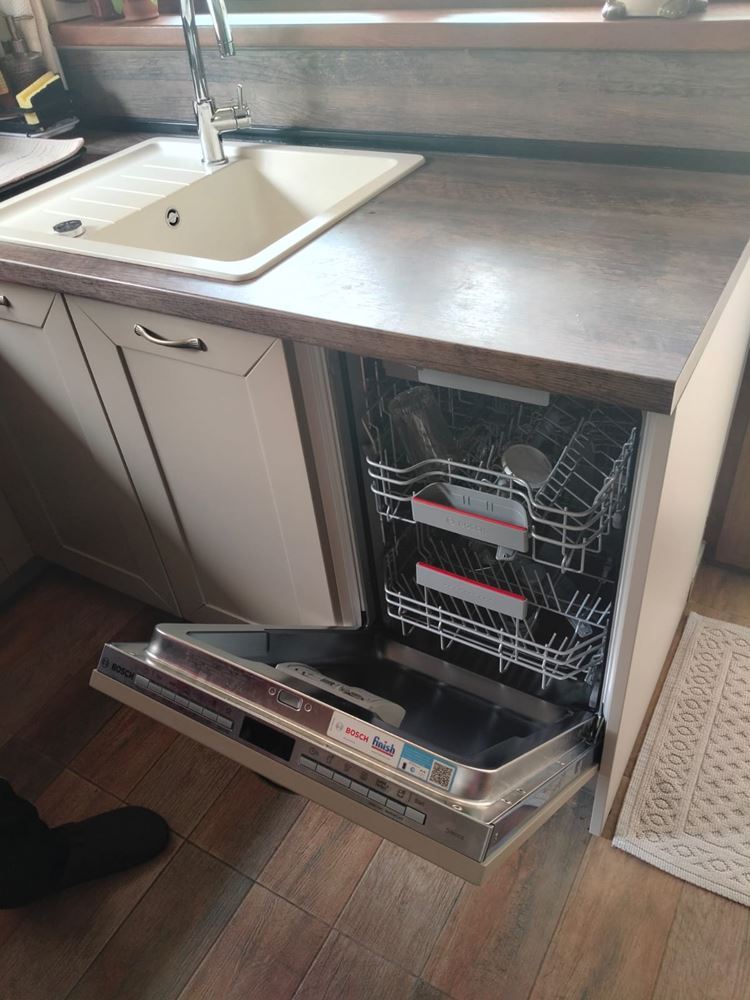 Spacious three-storey single-family house in the center of Ravda – comfort, prestige, and complete independence