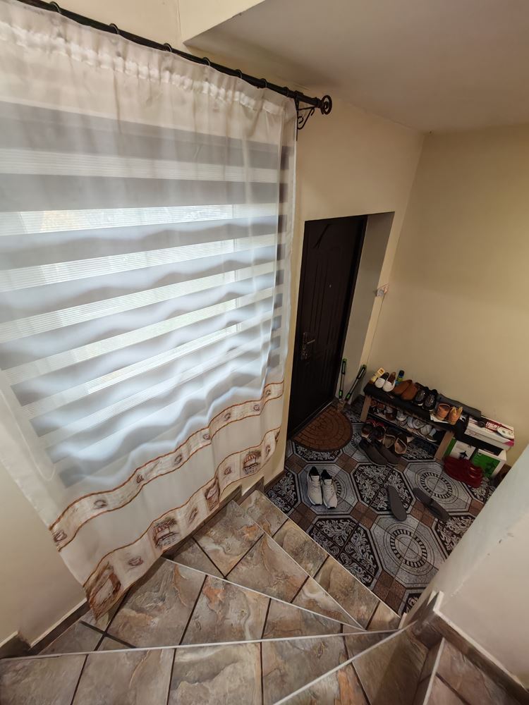 Detached two-storey house with a large yard and vineyard in Poroy village – space, comfort and tranquility