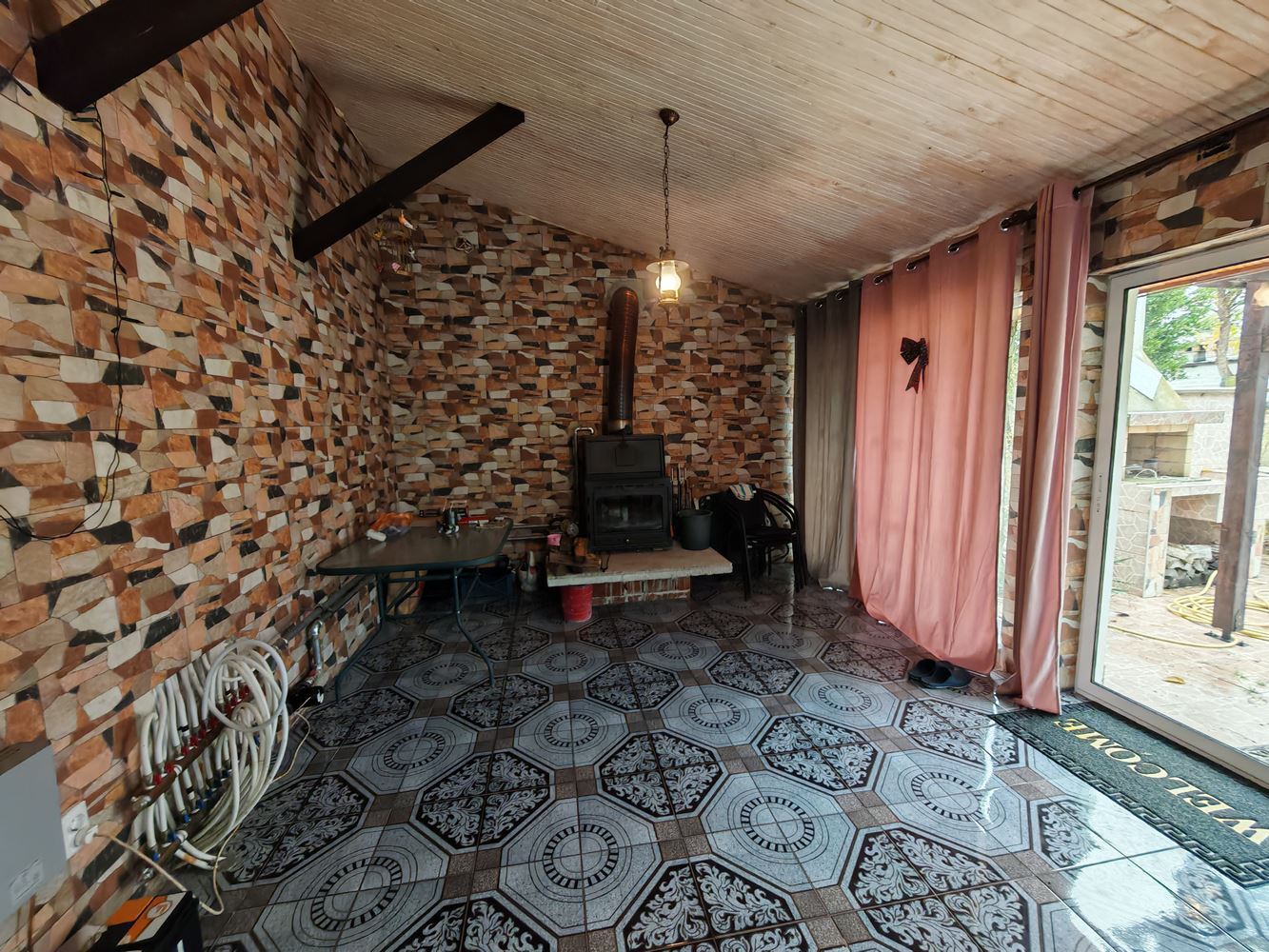 Detached two-storey house with a large yard and vineyard in Poroy village – space, comfort and tranquility