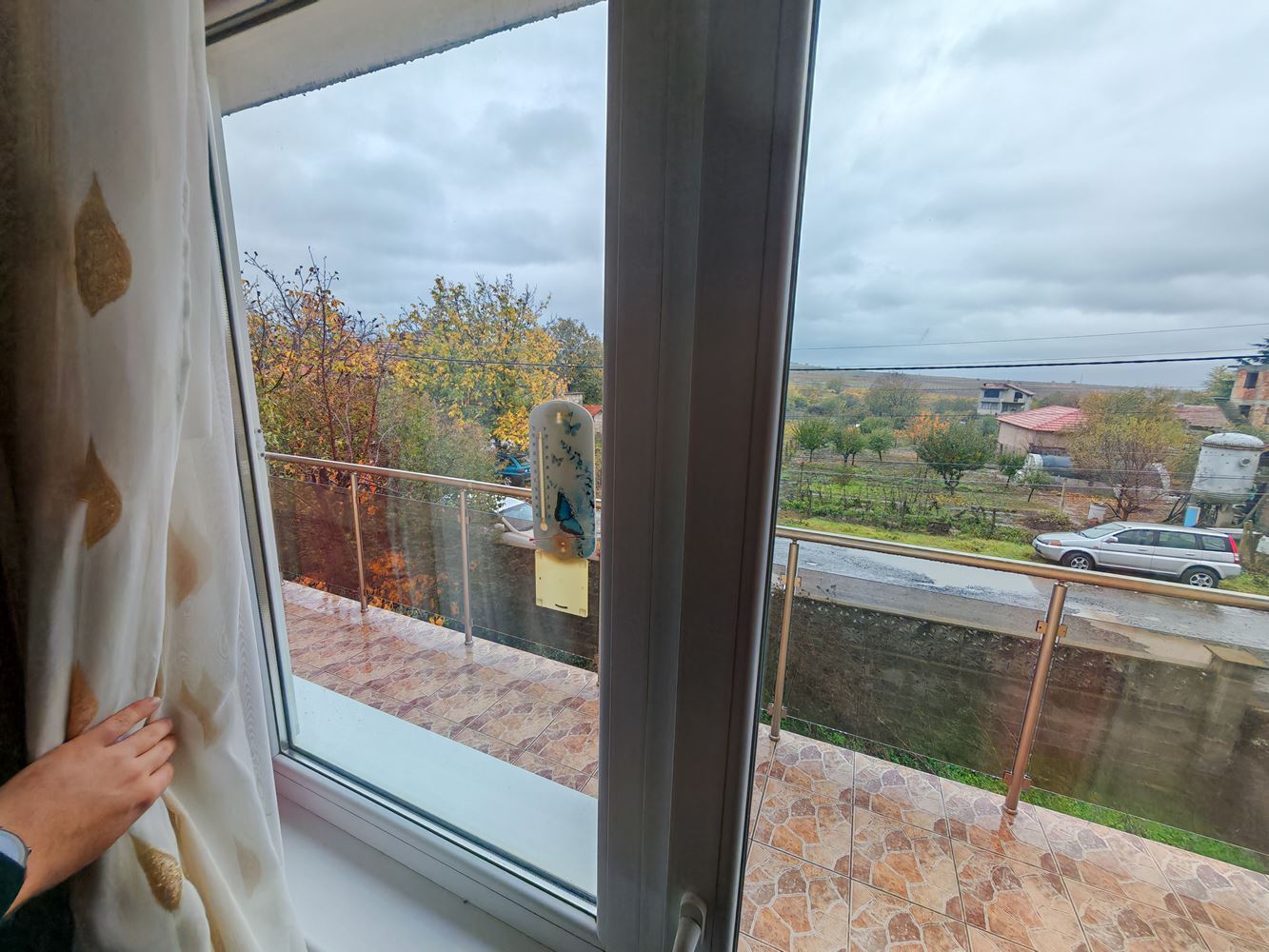 Detached two-storey house with a large yard and vineyard in Poroy village – space, comfort and tranquility