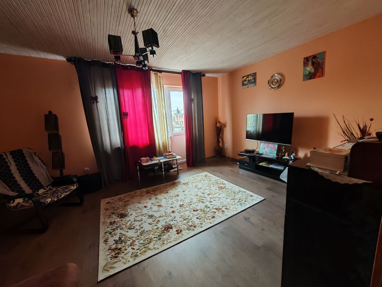 Detached two-storey house with a large yard and vineyard in Poroy village – space, comfort and tranquility