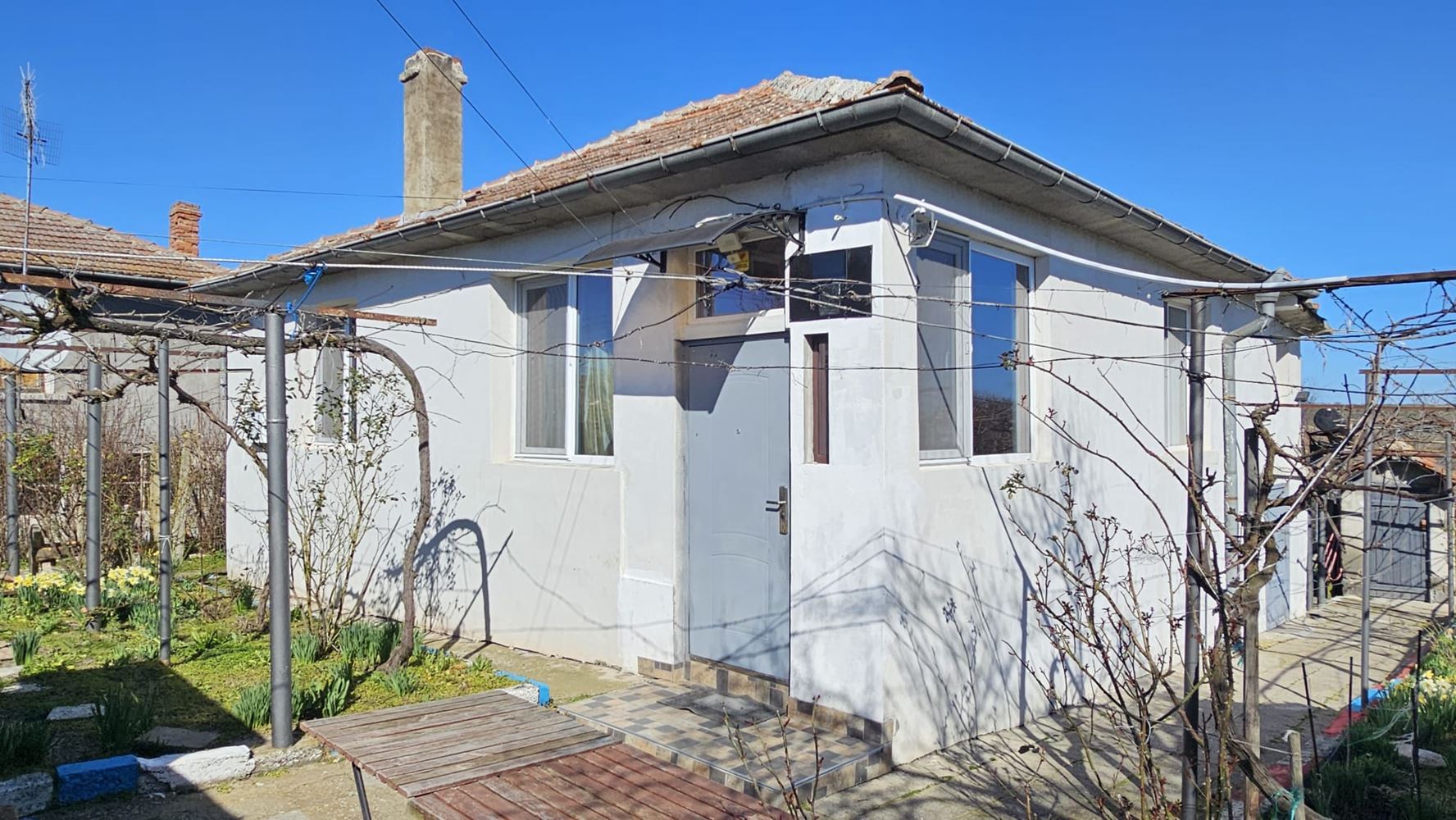 Excellent single-story house with pool and spacious yard in Dyulevo village