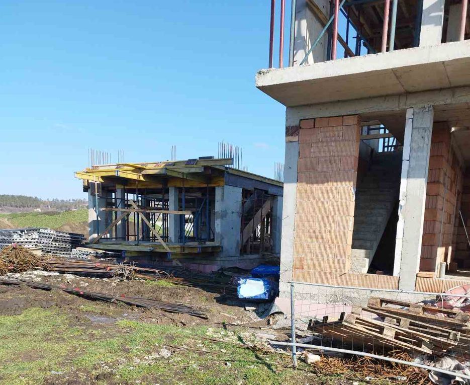 Modern House with Five Rooms and a 400 m² Yard, Three Bedrooms and No Maintenance Fee in Vetren, Burgas