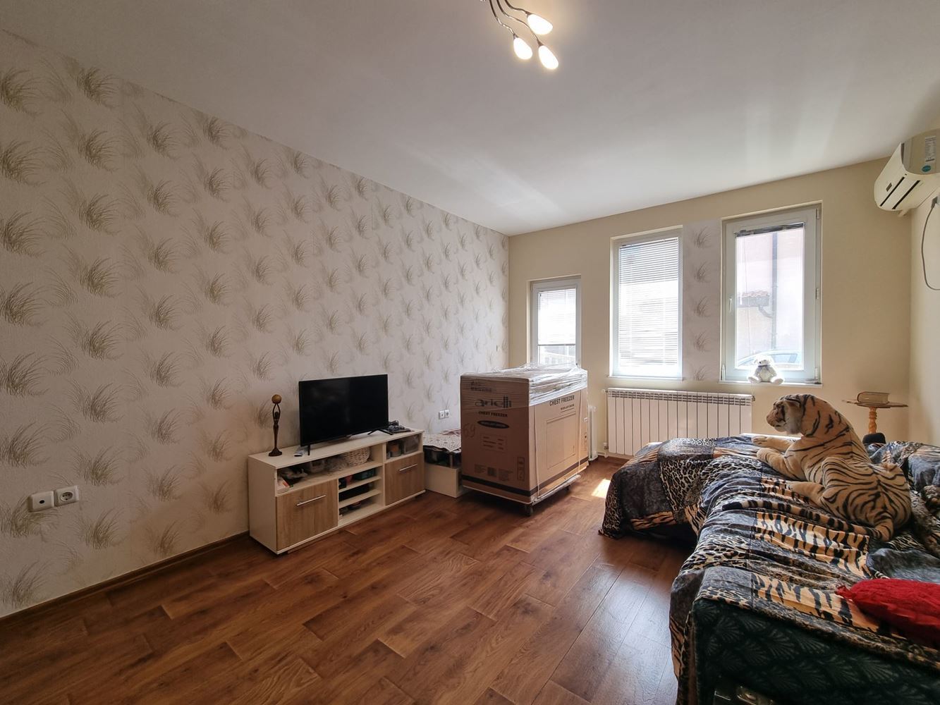 Beautiful two-storey house with yard, garage, and modern heating in Kosharitsa