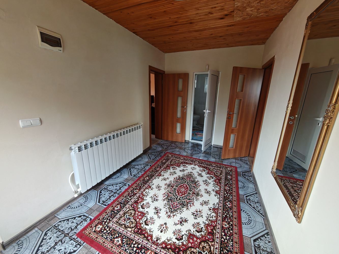 Detached two-storey house with a large yard and vineyard in Poroy village – space, comfort and tranquility