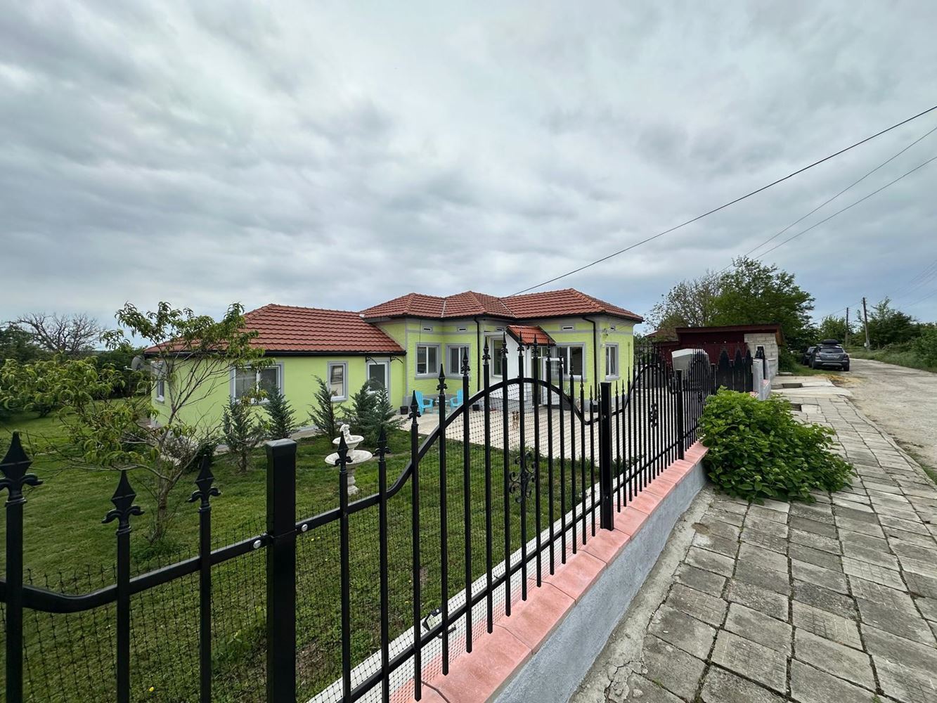 Fully Renovated House with Huge Yard and Perfect Conditions for Year-Round Living