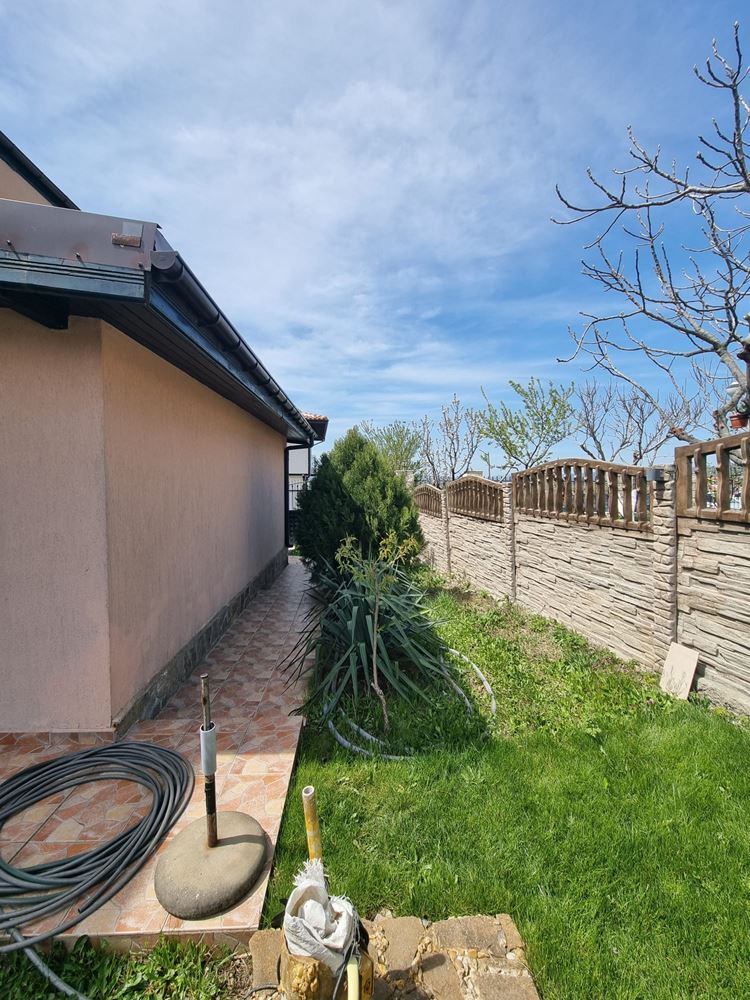 Beautiful two-storey house with yard, garage, and modern heating in Kosharitsa