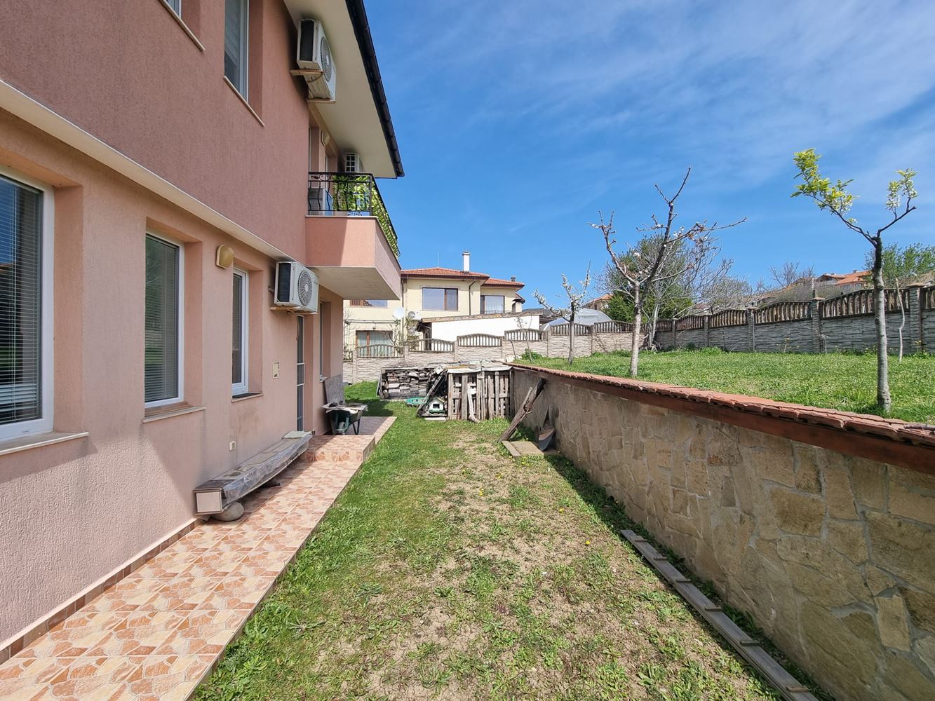 Beautiful two-storey house with yard, garage, and modern heating in Kosharitsa
