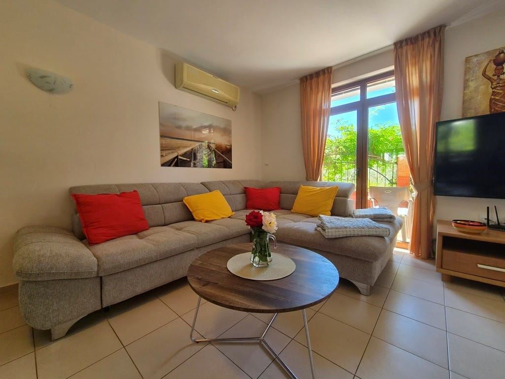 Spacious townhouse in a boutique gated complex – fully furnished, close to the sea and with low running costs