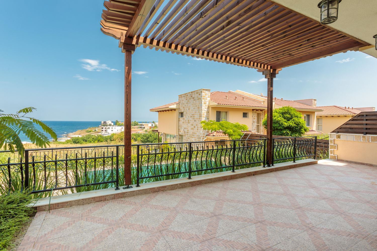 Prestigious seaside house with pool in Lozenets – luxury, tranquility, and inspiring views