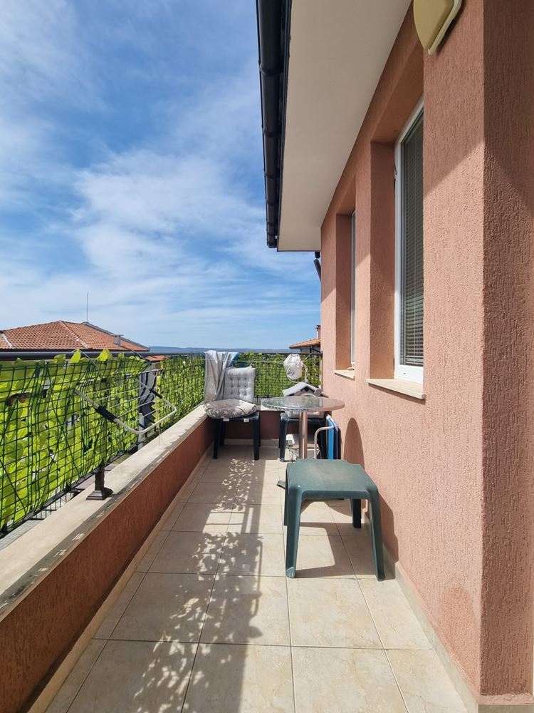 Beautiful two-storey house with yard, garage, and modern heating in Kosharitsa