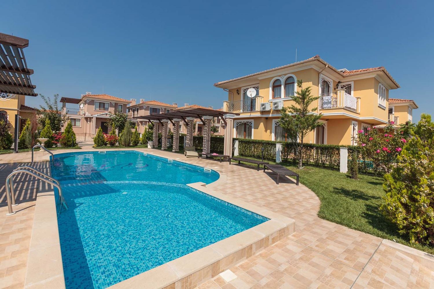 Luxury two-storey house in a prestigious complex in Pomorie