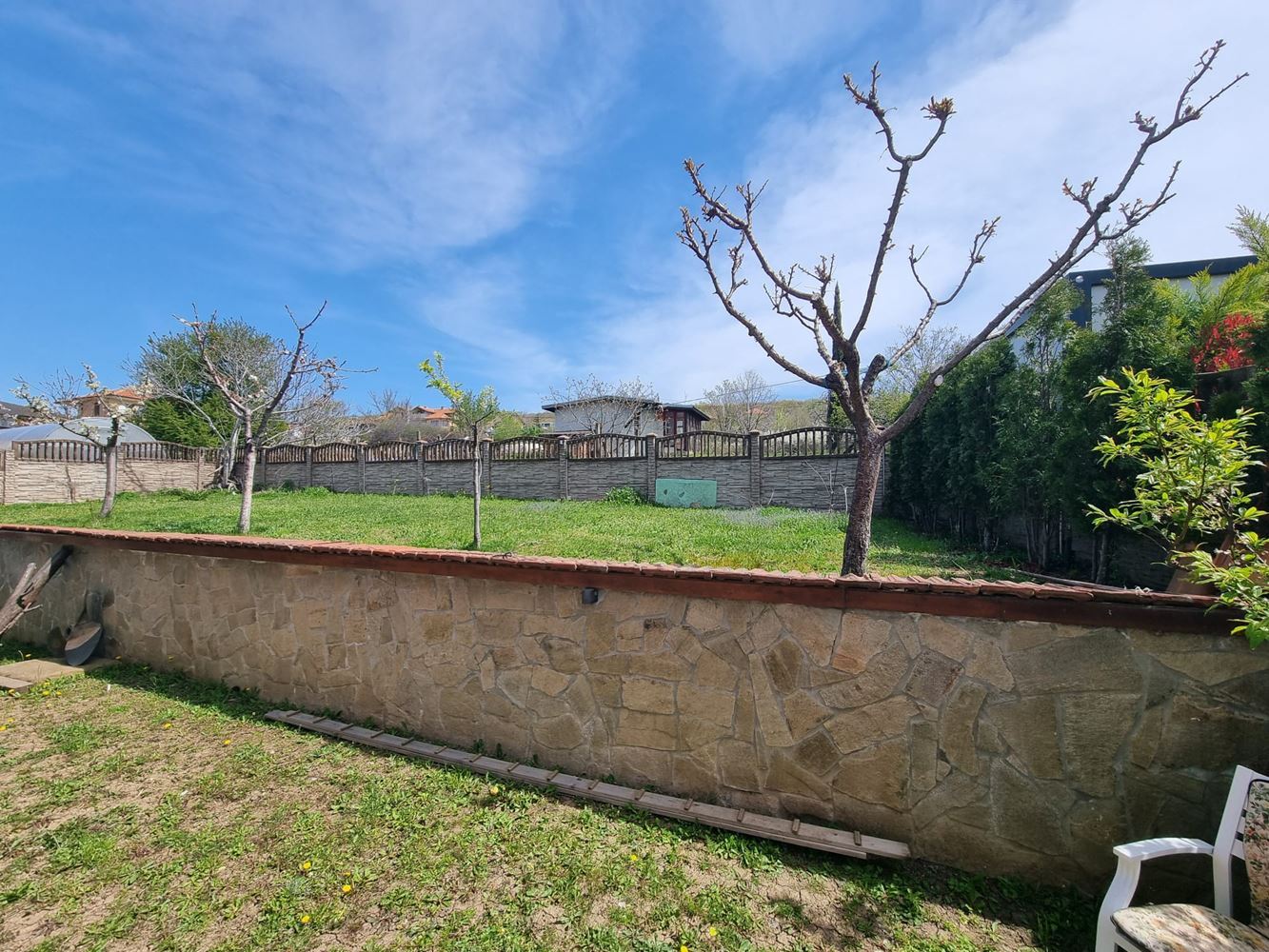 Beautiful two-storey house with yard, garage, and modern heating in Kosharitsa
