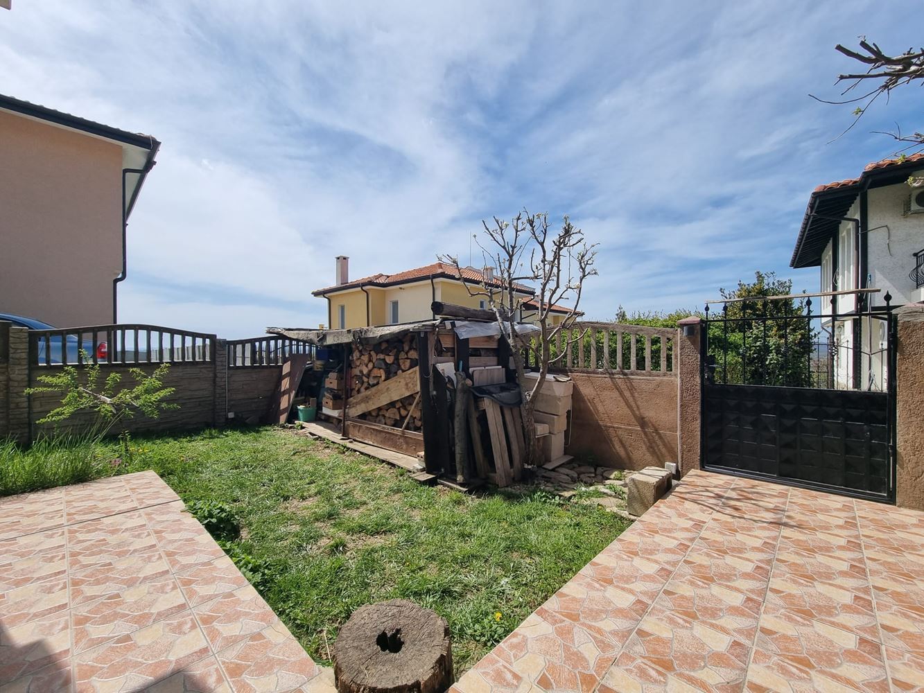 Beautiful two-storey house with yard, garage, and modern heating in Kosharitsa