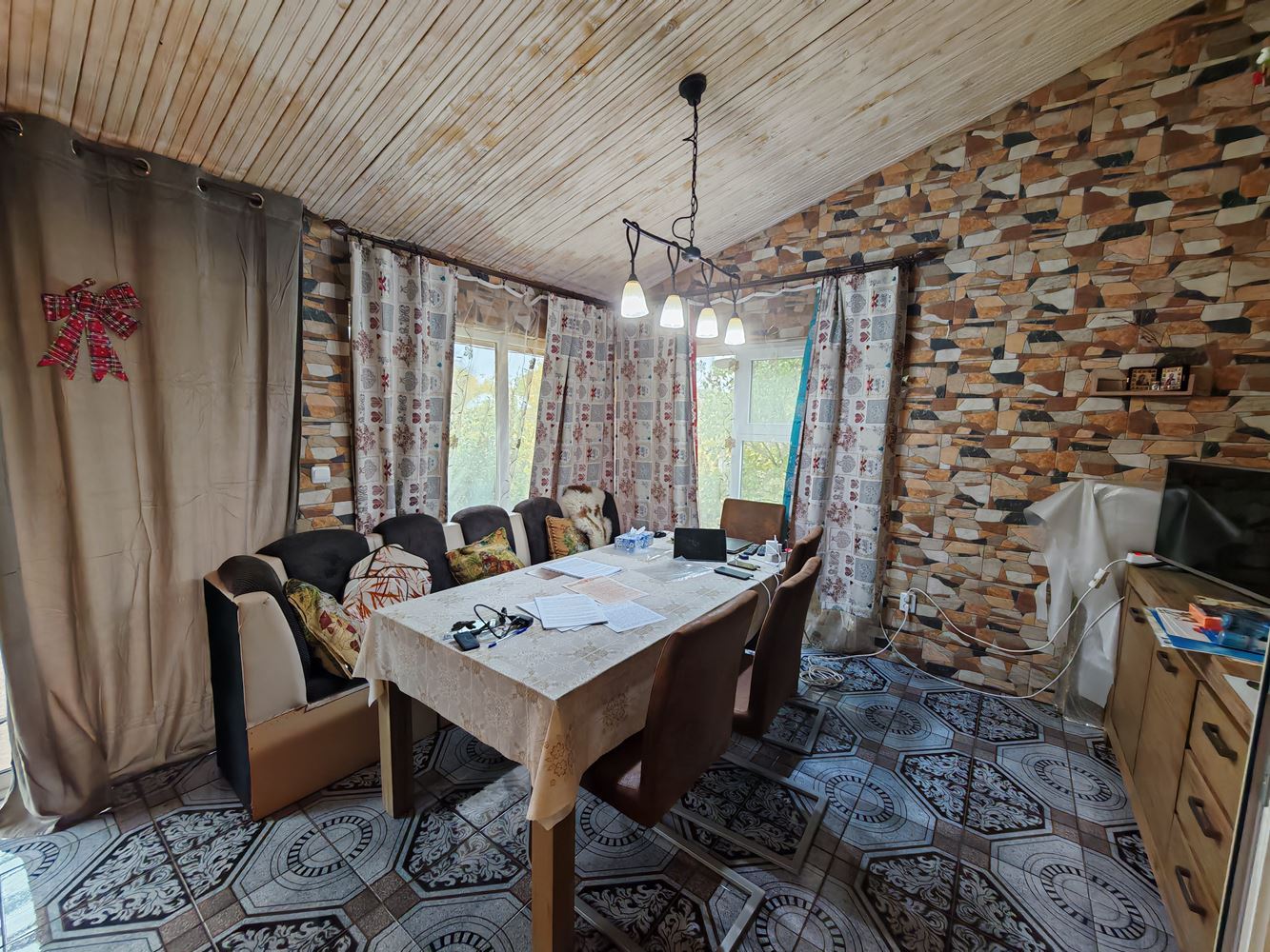 Detached two-storey house with a large yard and vineyard in Poroy village – space, comfort and tranquility