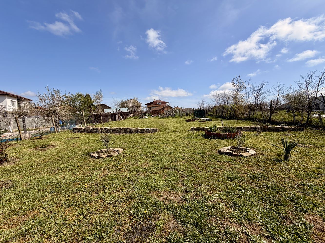 Plot with a house and ready expansion project in the village of Poroy – nature, tranquility, and investment potential just minutes from the sea