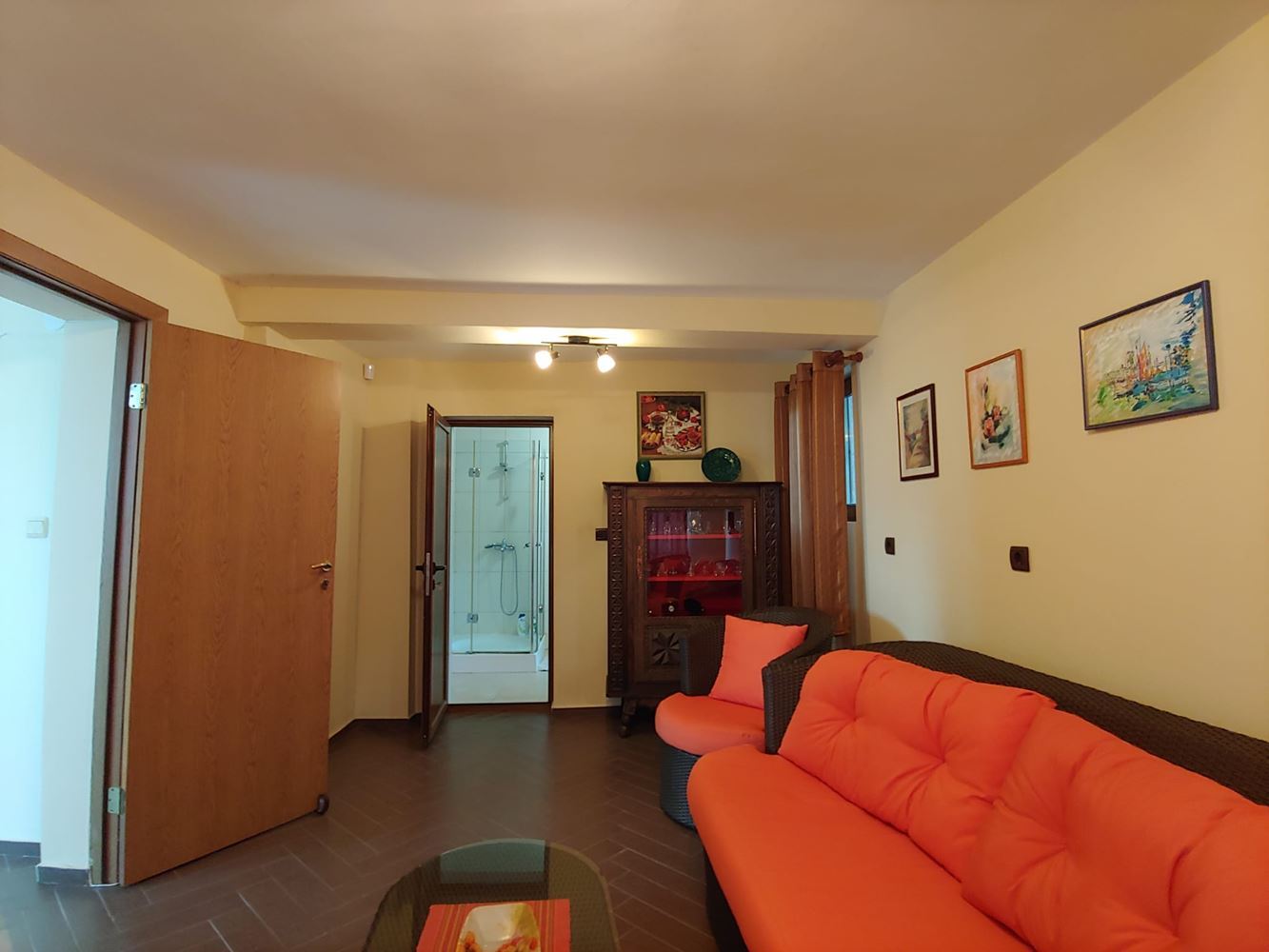 Spacious Two-Storey House with a Huge Garden, Fireplace, Sauna and Jacuzzi in Drachevo Village