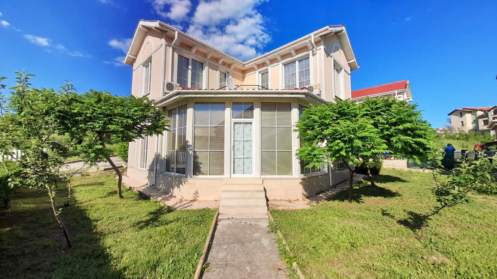 Detached house with yard and swimming pool in a villa zone of Sunny Beach