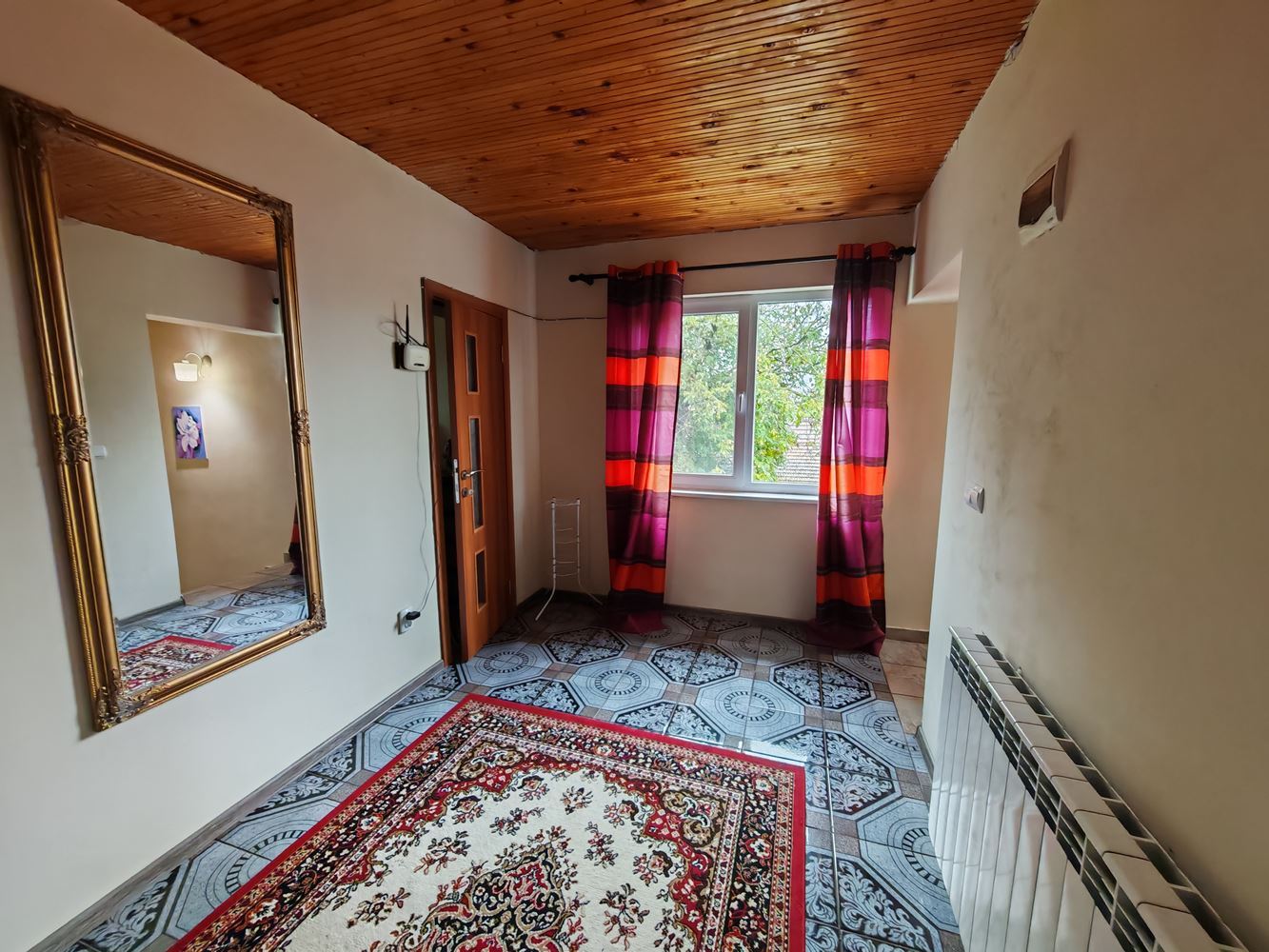 Detached two-storey house with a large yard and vineyard in Poroy village – space, comfort and tranquility