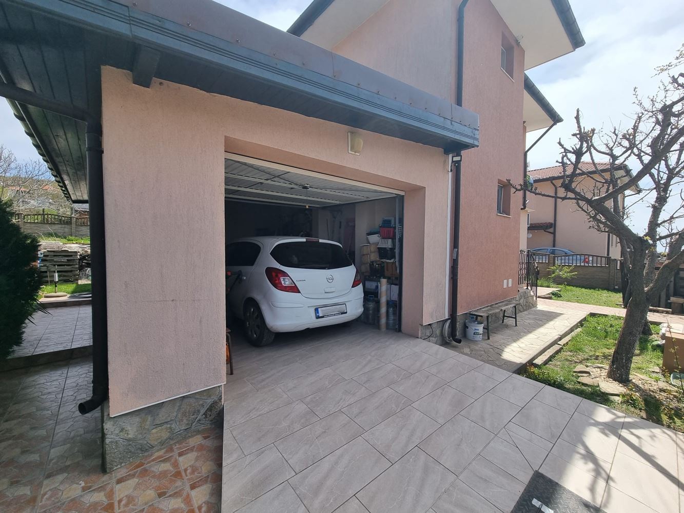 Beautiful two-storey house with yard, garage, and modern heating in Kosharitsa