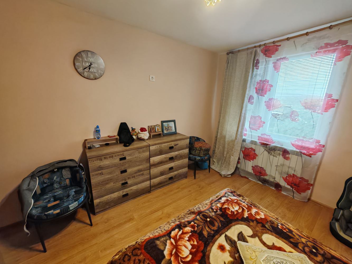 Detached two-storey house with a large yard and vineyard in Poroy village – space, comfort and tranquility