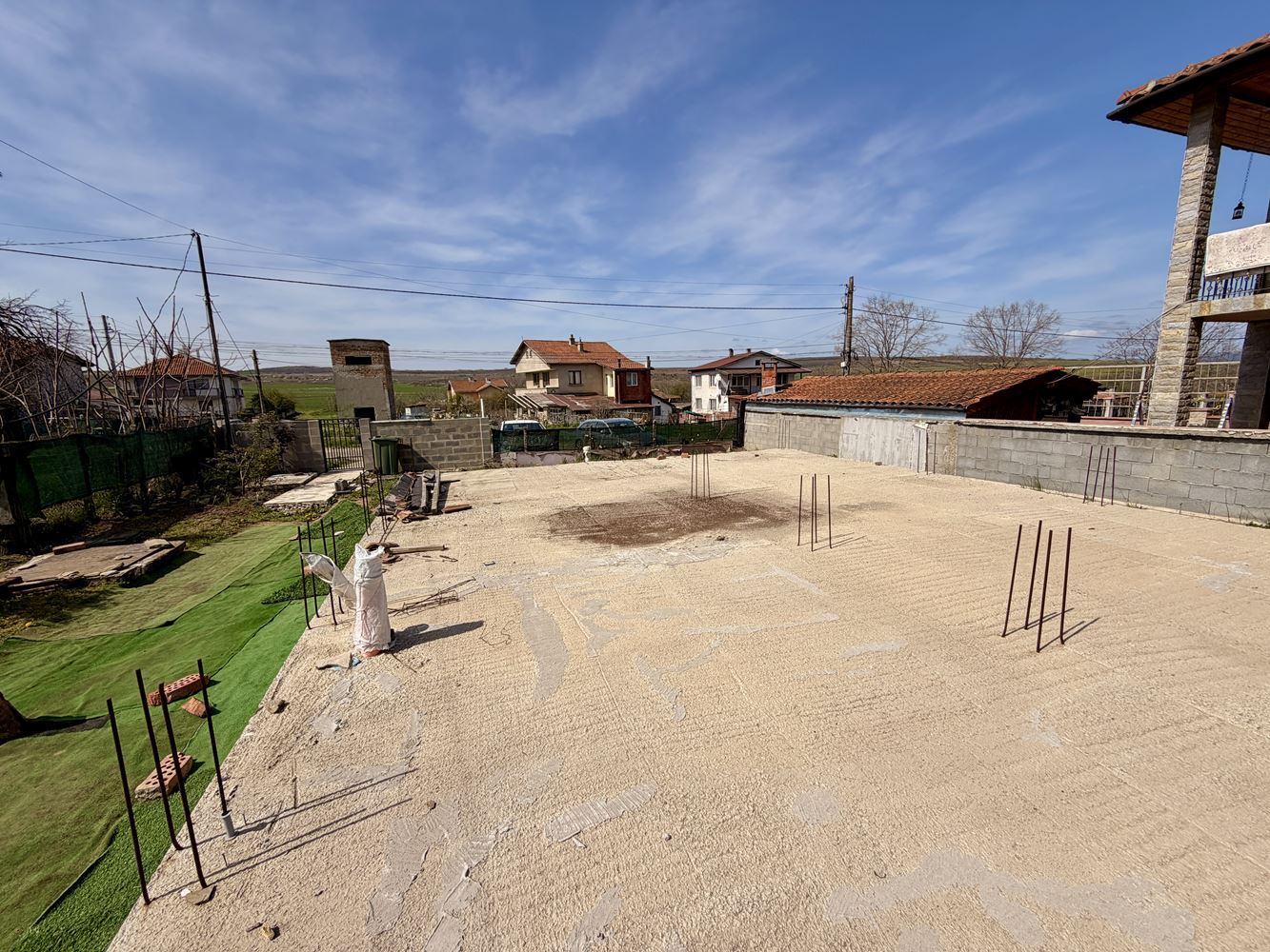 Plot with a house and ready expansion project in the village of Poroy – nature, tranquility, and investment potential just minutes from the sea