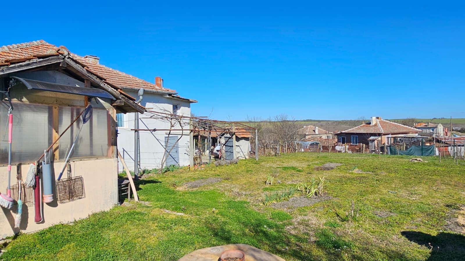 Excellent single-story house with pool and spacious yard in Dyulevo village