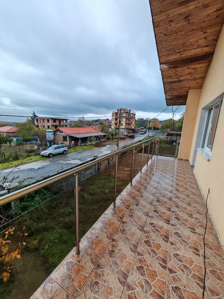 Detached two-storey house with a large yard and vineyard in Poroy village – space, comfort and tranquility