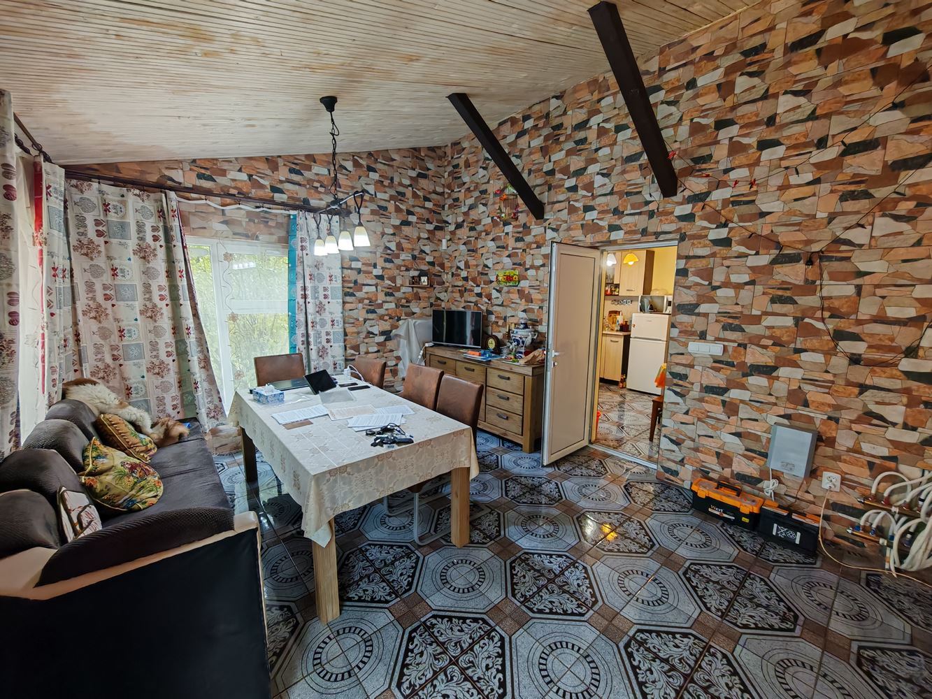 Detached two-storey house with a large yard and vineyard in Poroy village – space, comfort and tranquility