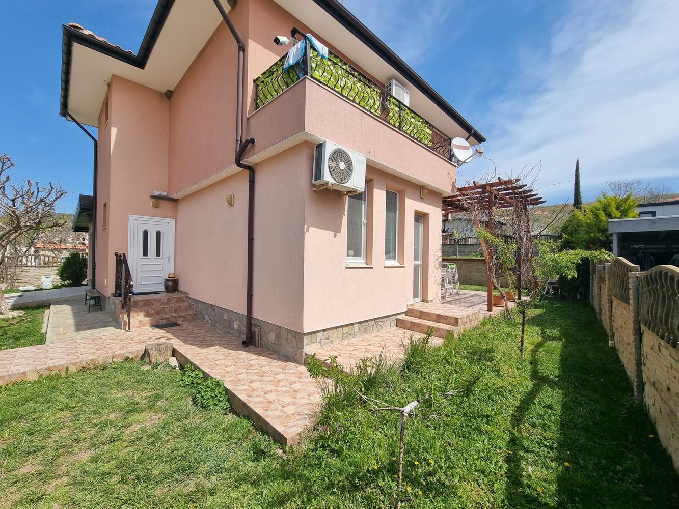 Beautiful two-storey house with yard, garage, and modern heating in Kosharitsa