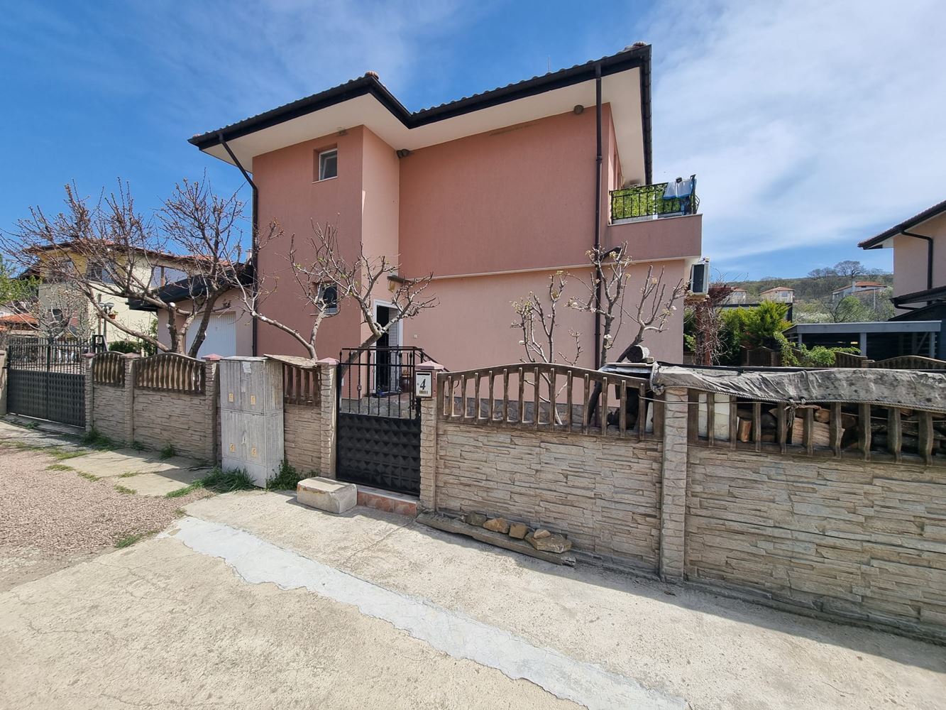Beautiful two-storey house with yard, garage, and modern heating in Kosharitsa