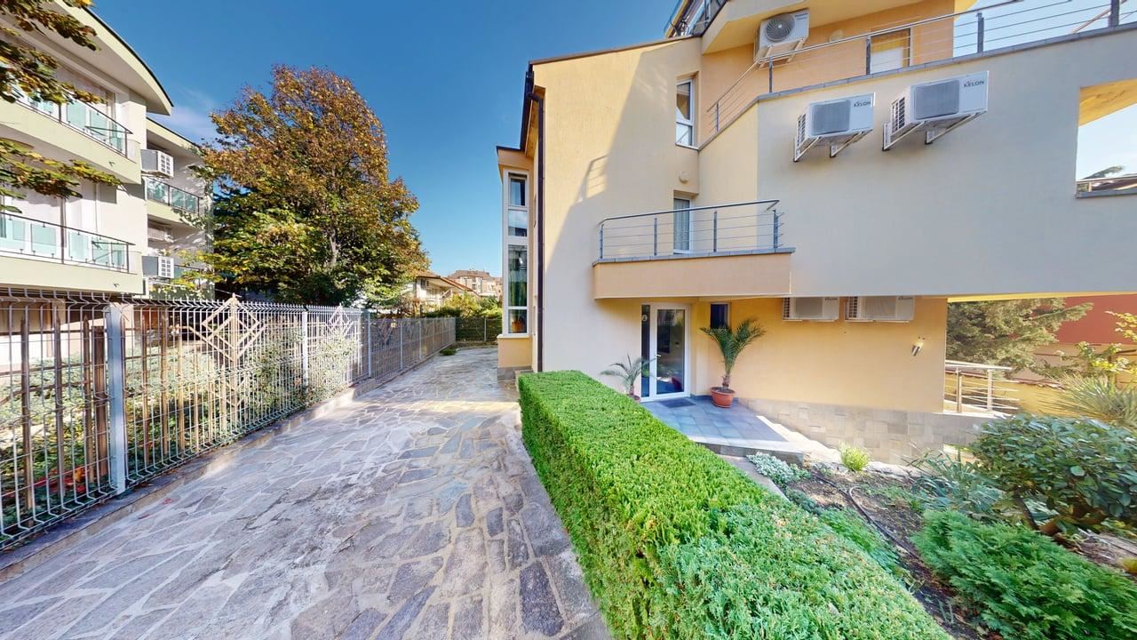 Panoramic Four-Storey House with 8 Bedrooms and Sea View in Sunny Beach – No Maintenance Fee