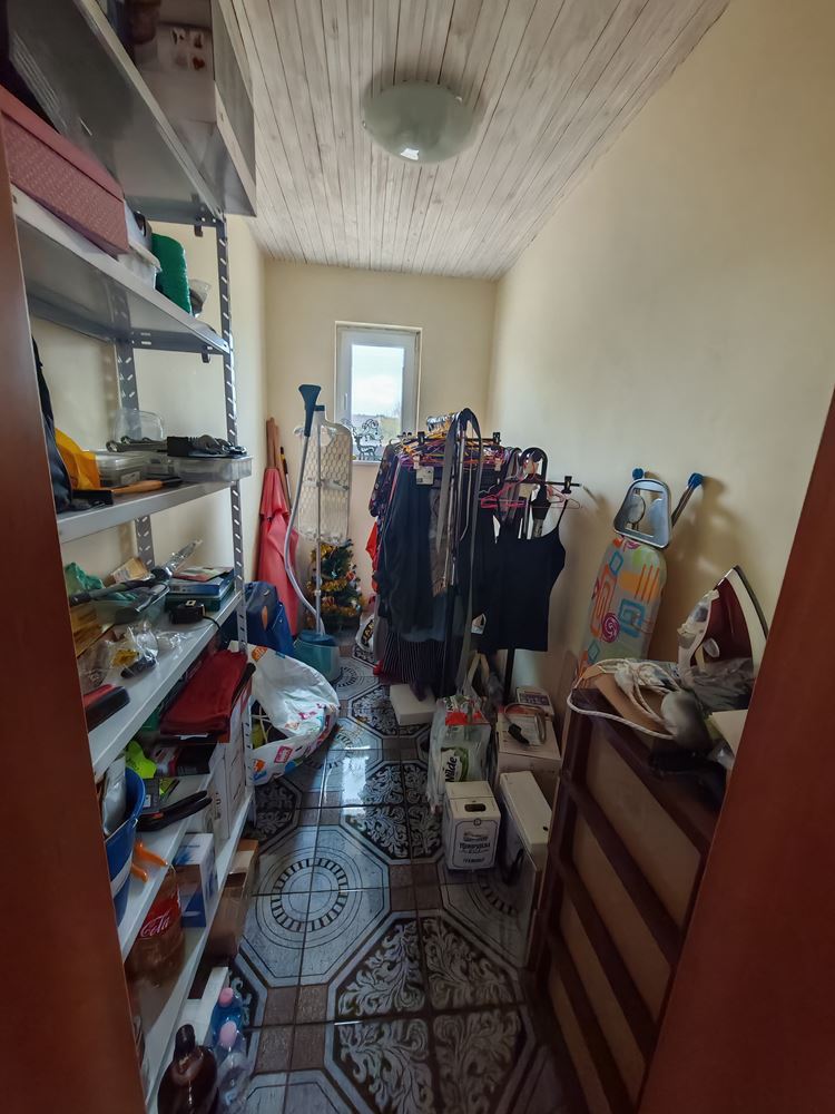 Detached two-storey house with a large yard and vineyard in Poroy village – space, comfort and tranquility