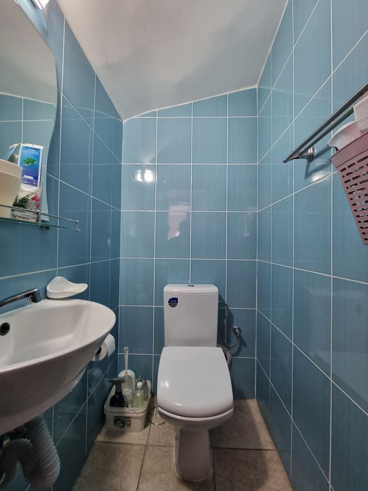 Beautiful two-storey house with yard, garage, and modern heating in Kosharitsa
