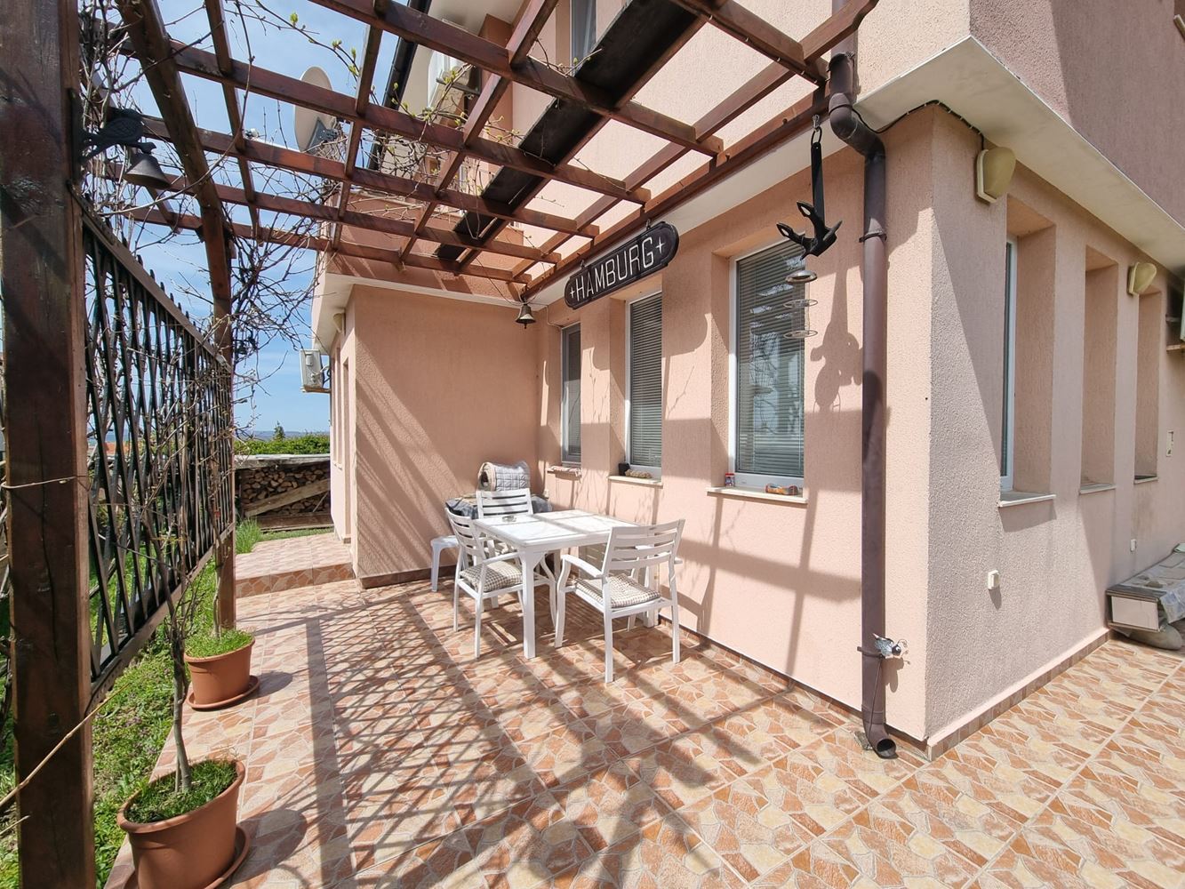 Beautiful two-storey house with yard, garage, and modern heating in Kosharitsa